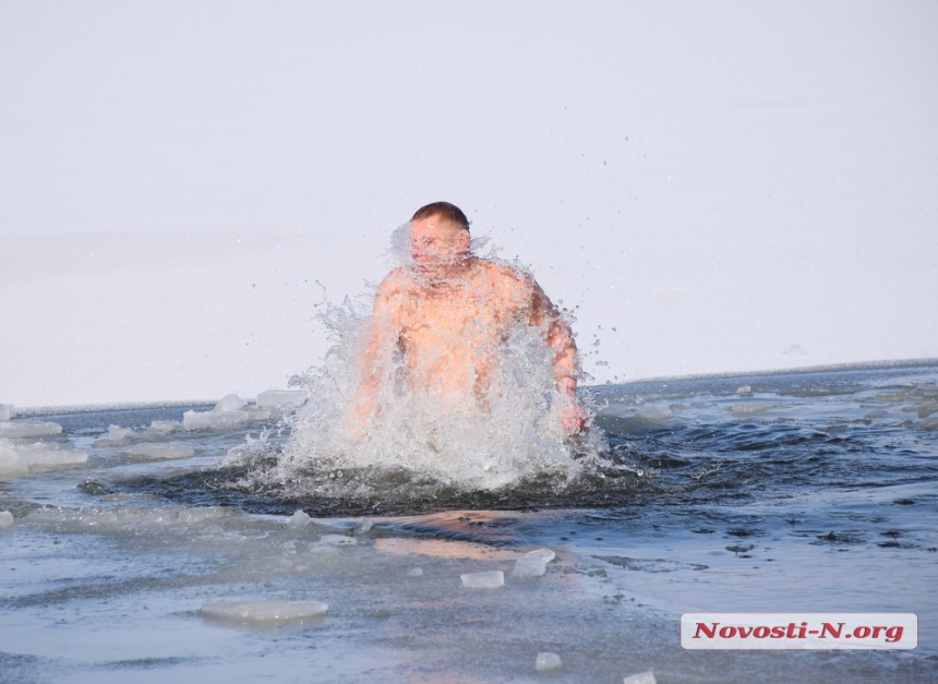 Как николаевцы на Намыве в прорубь ныряли. ФОТОРЕПОРТАЖ