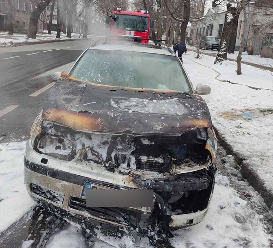 В центре Николаева загорелся припаркованный автомобиль