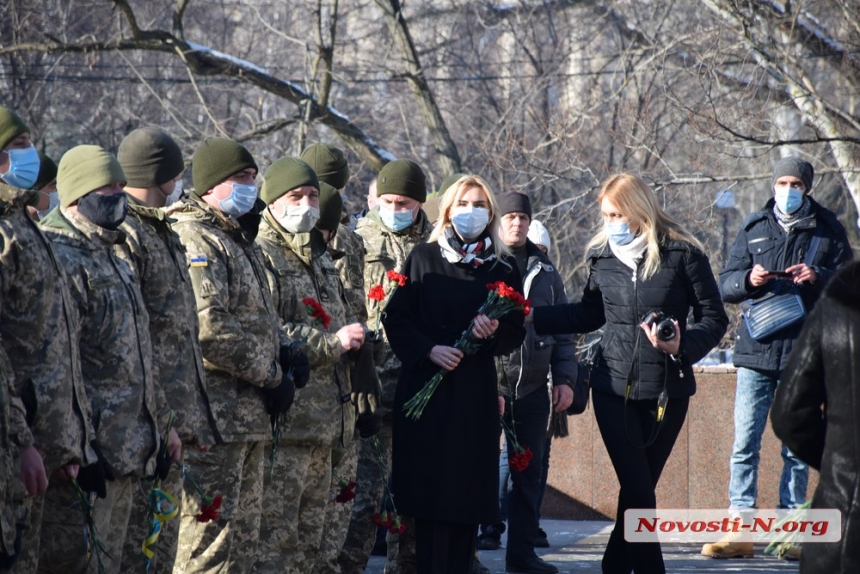 В Николаеве военные почтили память погибших защитниках донецкого аэропорта