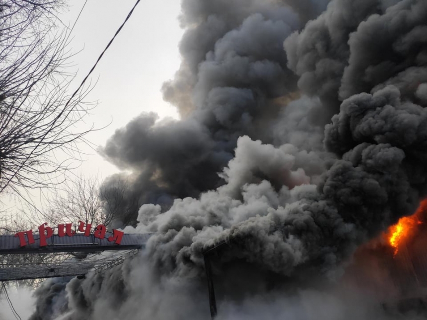 В центре Первомайска горит кафе - слышны взрывы. ВИДЕО