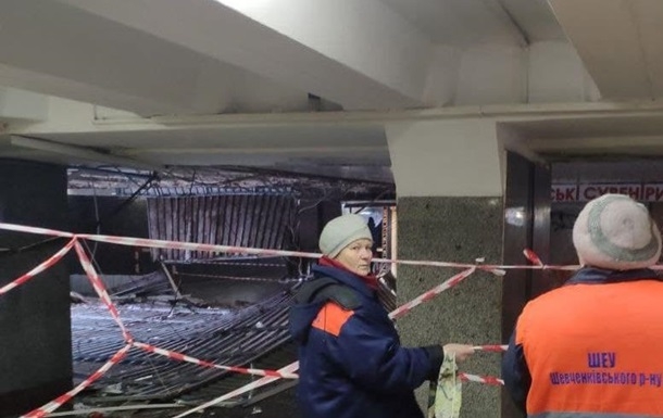 В подземном переходе в центре Киева обвалился потолок