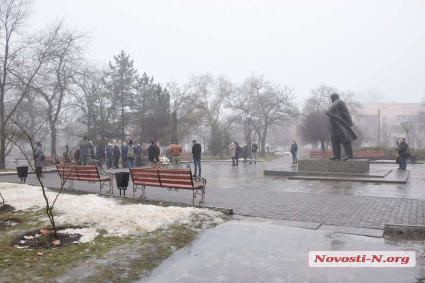 День Соборности в Николаеве: ежегодную «цепь Злуки» отменили, к памятнику Шевченко принесли цветы