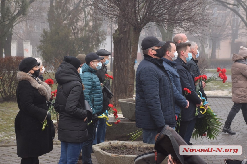 День Соборности в Николаеве: ежегодную «цепь Злуки» отменили, к памятнику Шевченко принесли цветы