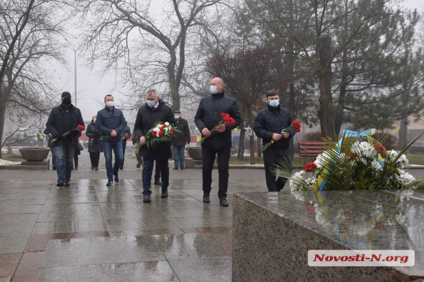 День Соборности в Николаеве: ежегодную «цепь Злуки» отменили, к памятнику Шевченко принесли цветы