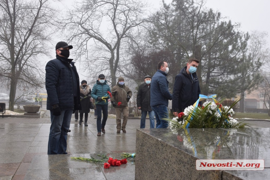 День Соборности в Николаеве: ежегодную «цепь Злуки» отменили, к памятнику Шевченко принесли цветы