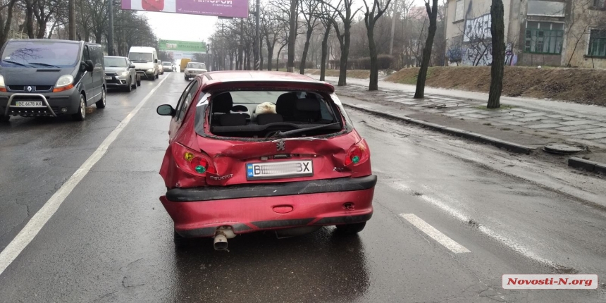 В Николаеве фура врезалась в «Пежо»