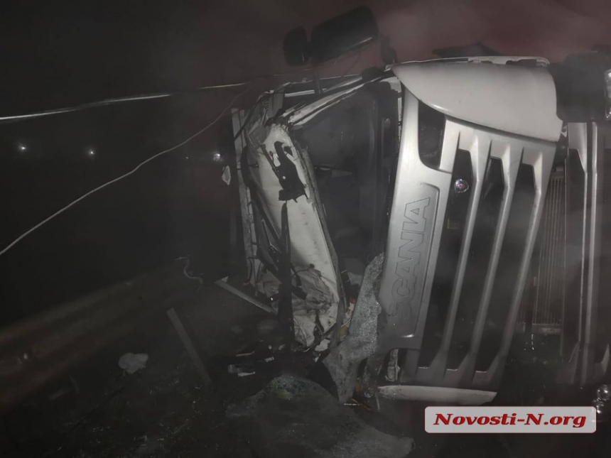 В Новом Буге перевернулась фура с подсолнечником — погиб водитель