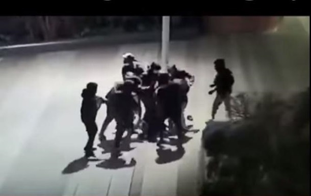 Появилось видео жестокого избиения подростка из Украины в Париже. ВИДЕО