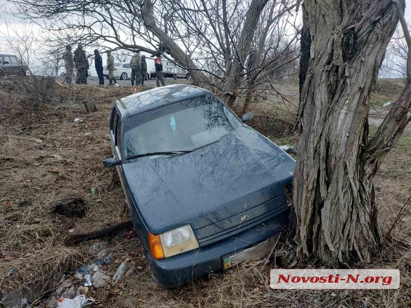Под Николаевом ВАЗ врезался в ЗАЗ: от удара автомобиль улетел в кювет и врезался в дерево