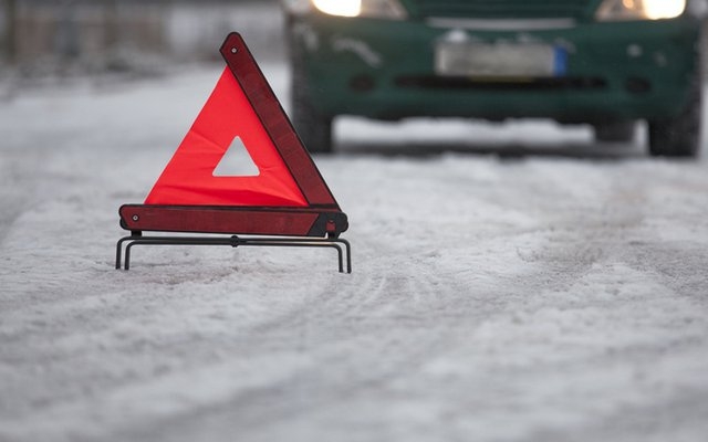 Лежала на дороге: в Харькове водитель не заметил женщину и переехал ее