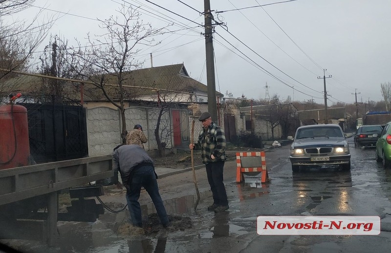 В Николаеве из дороги на 2-й Набережной вырезают часть рельса, о который машины рвали колеса