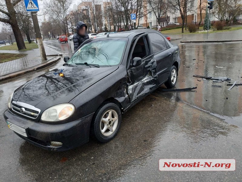 В центре Николаева «Фольксваген» врезался в «Деу»