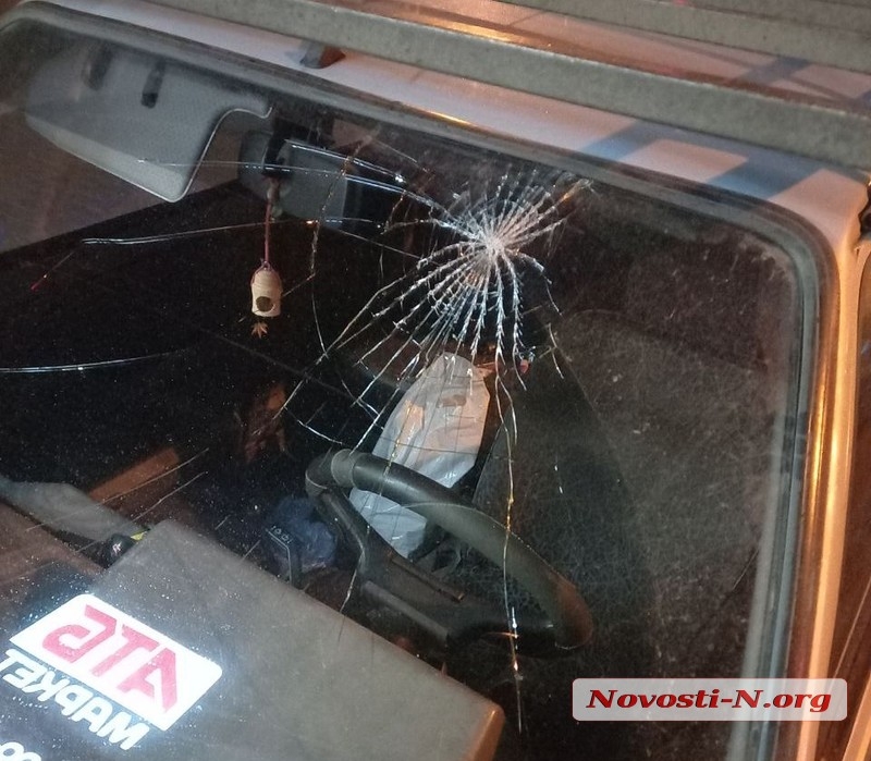 В Николаеве автомобиль влетел в яму — пострадали два человека