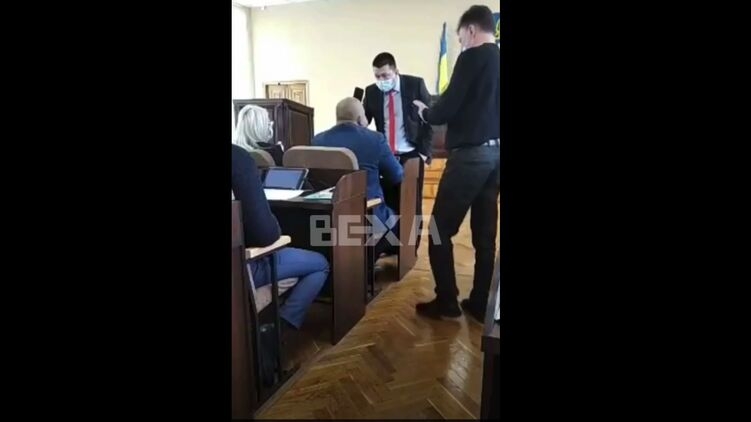Появилось видео драки депутатов на заседании в Харьковской области