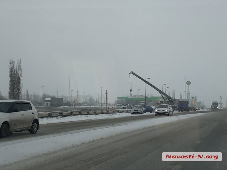 В Южноукраинске фура врезалась в трубы отопления