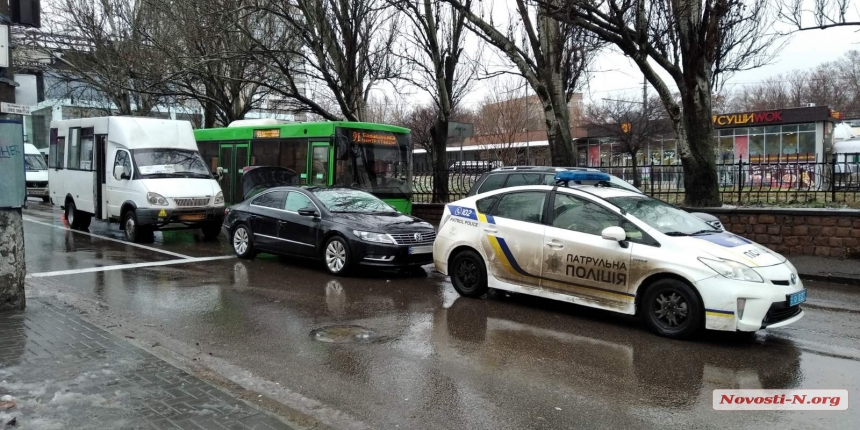 В центре Николаева маршрутка въехала в «Фольксваген» - огромная пробка