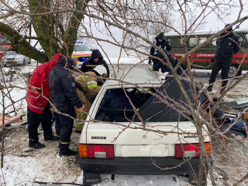 В Николаевской области «ВАЗ» слетел в кювет — пострадал водитель