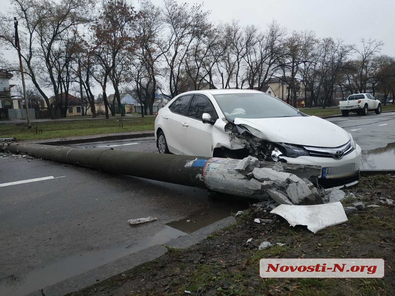 В Николаеве Toyota врезалась в электроопору — упавший столб перегородил дорогу