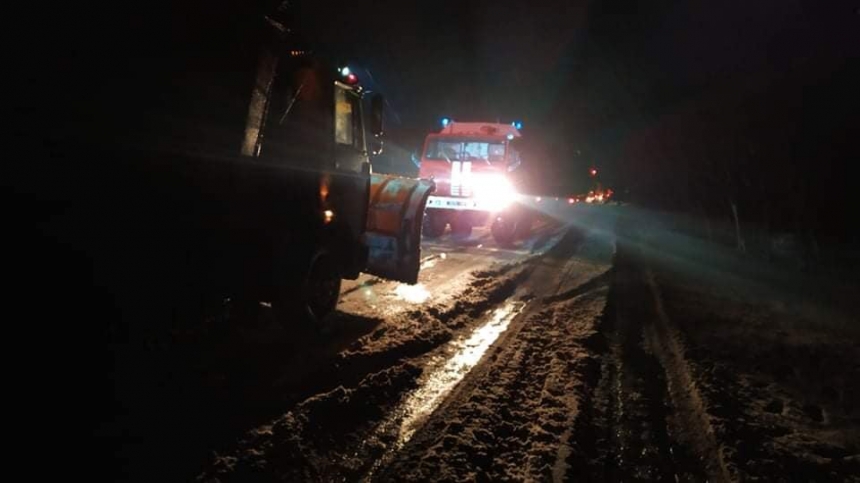 В Вознесенском районе из-за снега и гололеда «застряли» около 100 грузовиков