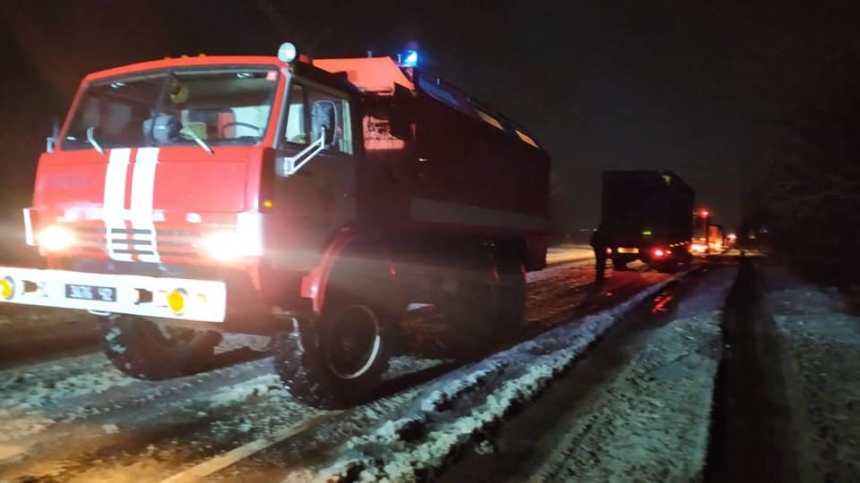 В Вознесенском районе из-за снега и гололеда «застряли» около 100 грузовиков