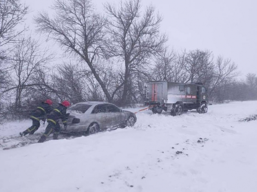 Непогода в Николаевской области: из заносов вытаскивали грузовики, «скорые» и легковушки