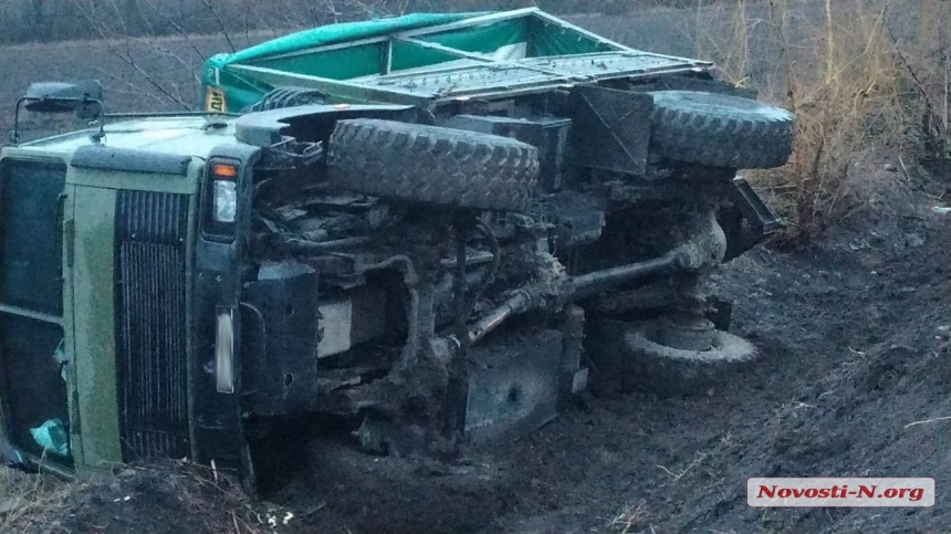 Армейский грузовик  перевернулся на трассе в Николаевской области — двое пострадавших