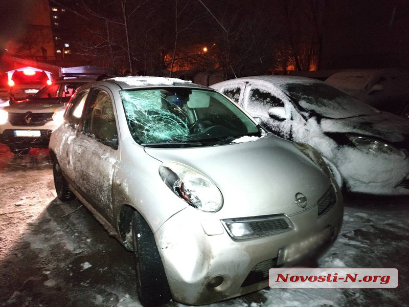 В Николаеве пьяный водитель сбил девушку-полицейского – пострадавшую увезла «скорая». Видео