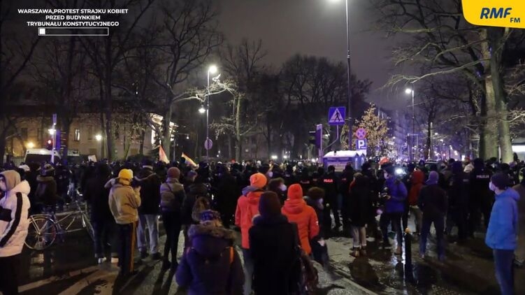 В Польше жители десятков городов вышли на улицы против запрета абортов. ВИДЕО