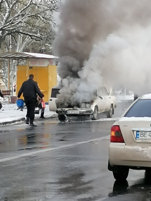В Николаеве возле Жуковского кольца загорелись «Жигули»