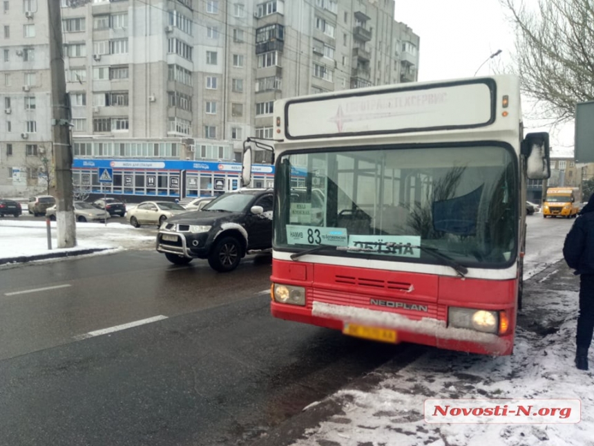 В Николаеве пассажирский автобус вылетел за бордюр