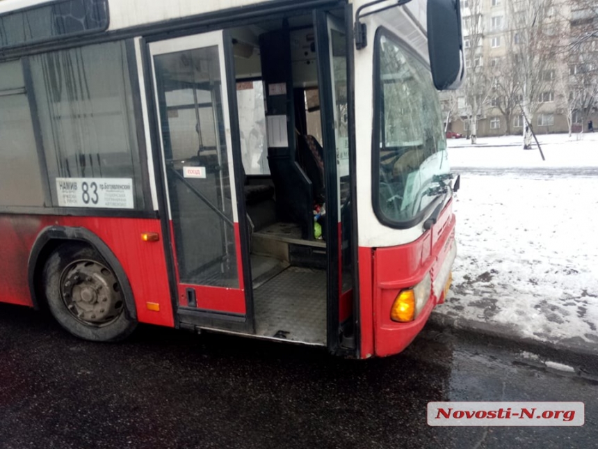 В Николаеве пассажирский автобус вылетел за бордюр