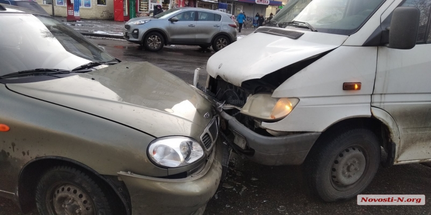 В Николаеве «лоб в лоб» столкнулись Daewoo Sens и Mercedes-Benz Sprinter