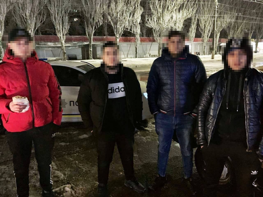 В Николаеве четверо мужчин украли телефон и скрылись на «Жигулях»