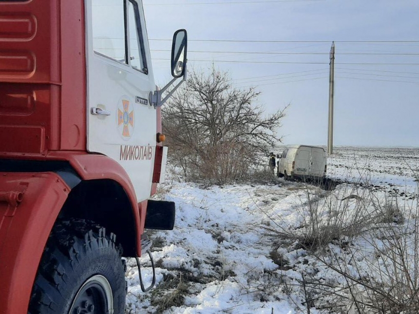 В Николаевской области микроавтобус слетел в кювет и застрял