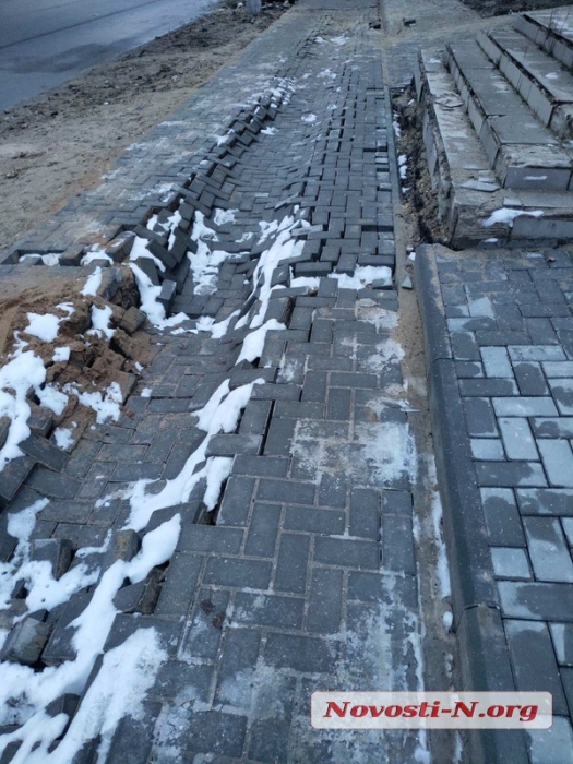 В Николаеве вместе со снегом «растаяли» новые тротуары из плитки