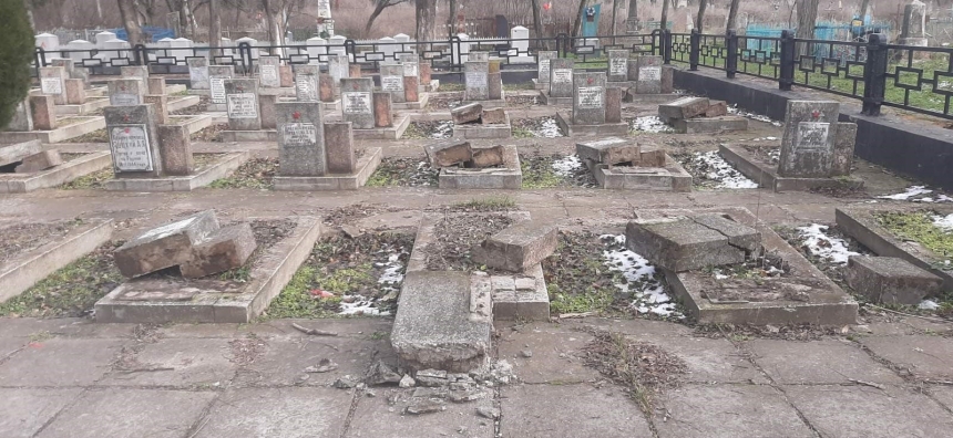 Херсонцы начали сбор средств на восстановление разгромленного кладбища воинов-освободителей