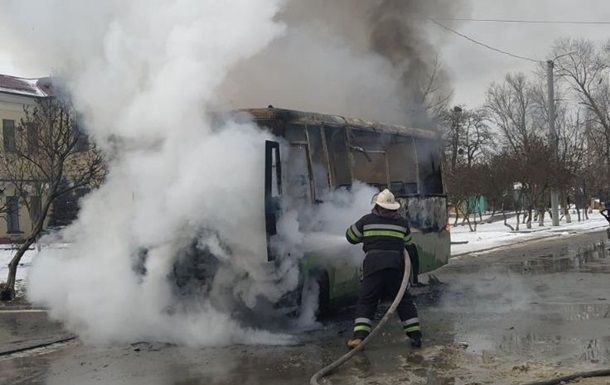 В Харькове на остановке загорелась маршрутка: автомобиль был полностью охвачен огнем