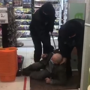 Охрана избила пожилого посетителя магазина. Видео