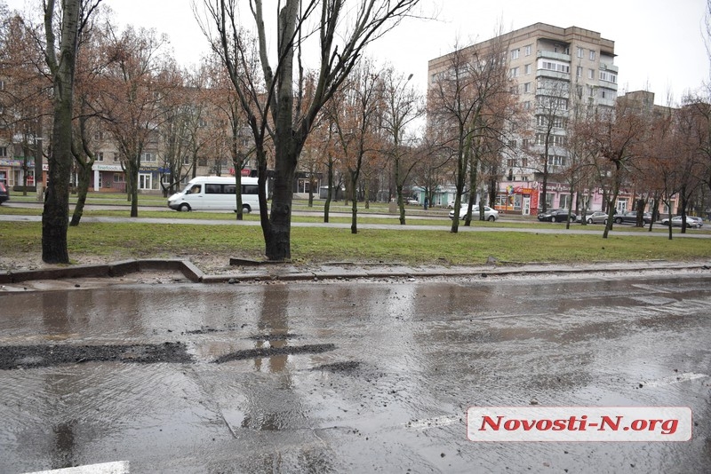 В Николаеве вновь засыпали огромные ямы, в которых автомобили рвут шины