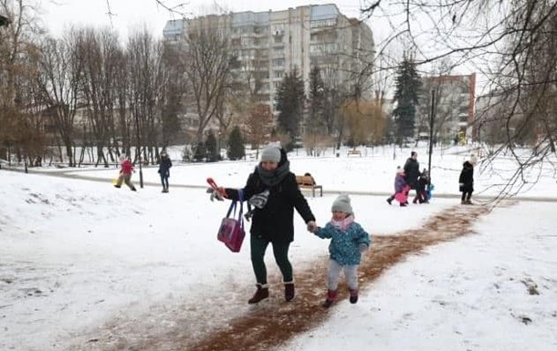 Во Львове посыпают скользкие дорожки кофейной гущей. ВИДЕО