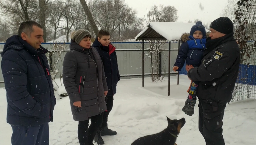 Двое детей с родителями, катясь на санках, провалились под лед. Видео