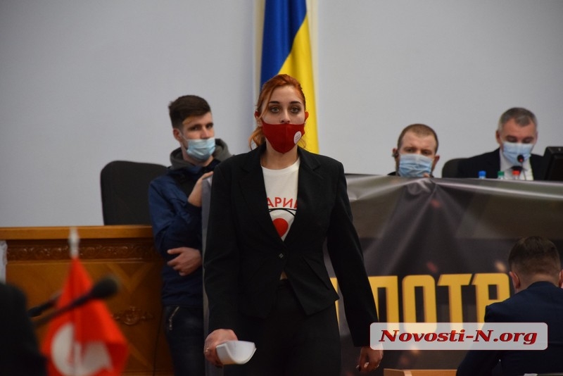 Как в Николаеве депутаты против коллаборационизма голосовали - самые яркие фото