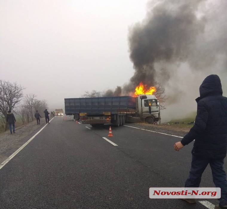 На трассе под Николаевом лоб в лоб столкнулись две фуры: возник пожар, пострадали оба водителя