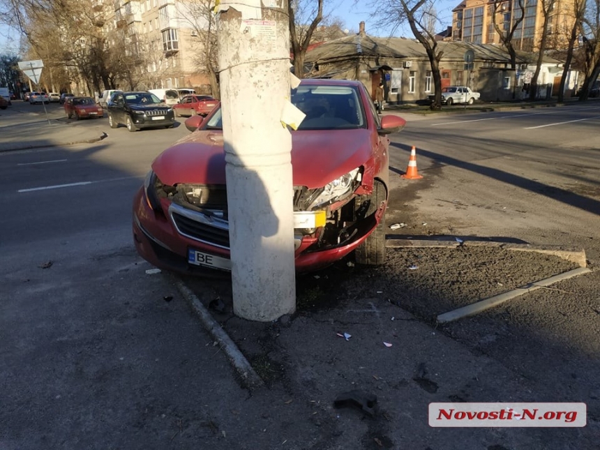 В центре Николаева девушка на «Пежо» протаранила «Тойоту» и врезалась в столб