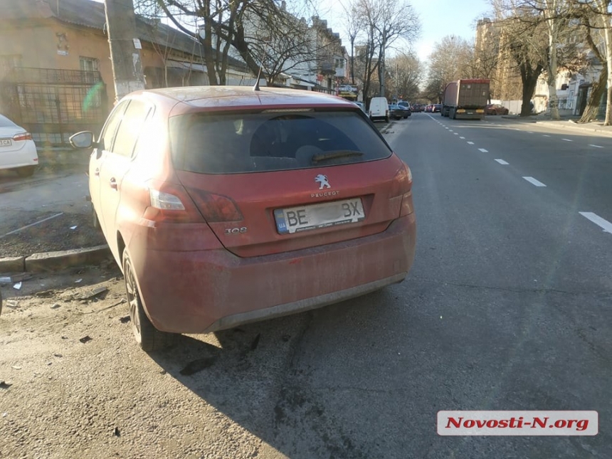 В центре Николаева девушка на «Пежо» протаранила «Тойоту» и врезалась в столб