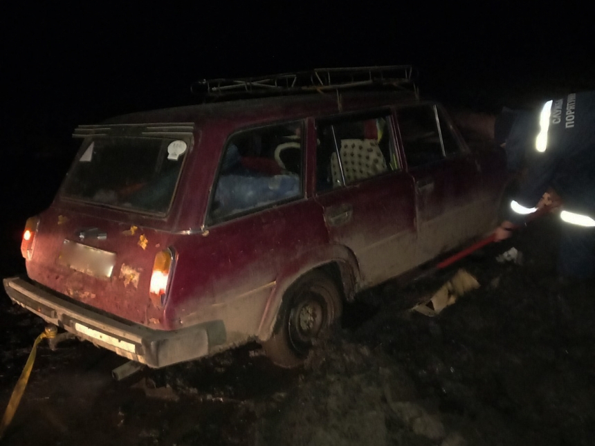 В Николаевской области беременная за рулем ВАЗа застряла в грязи — авто вытаскивали спасатели