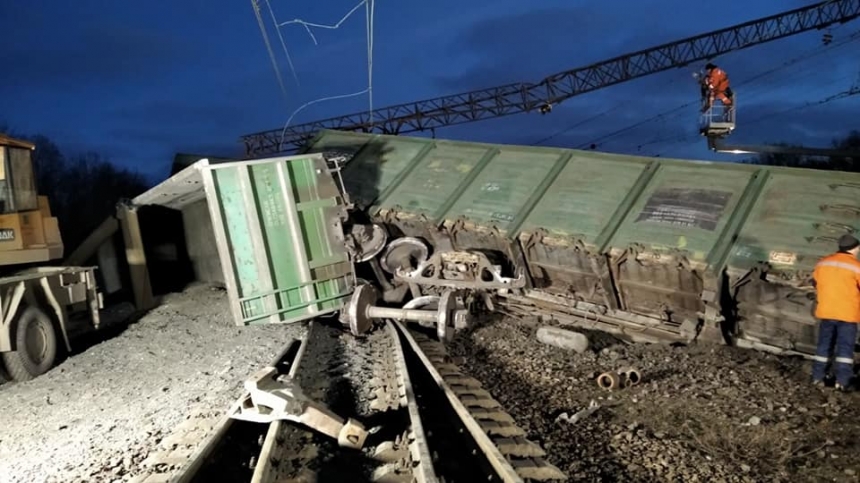 Под Днепром масштабная авария на железной дороге: восемь вагонов поезда сошли с путей