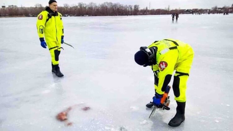 В Киеве спасатели бензопилой вырезали тело утопленника из замерзшего залива