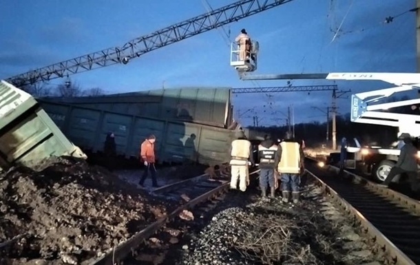 «Укрзалізниця» подняла сошедшие с рельсов грузовые вагоны