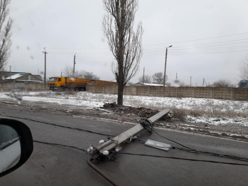 В Николаеве на объездной из-за непогоды рухнул столб электросетей